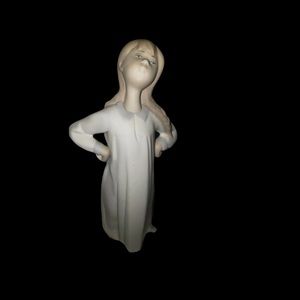 LLADRO #4872 Girl in Nightgown